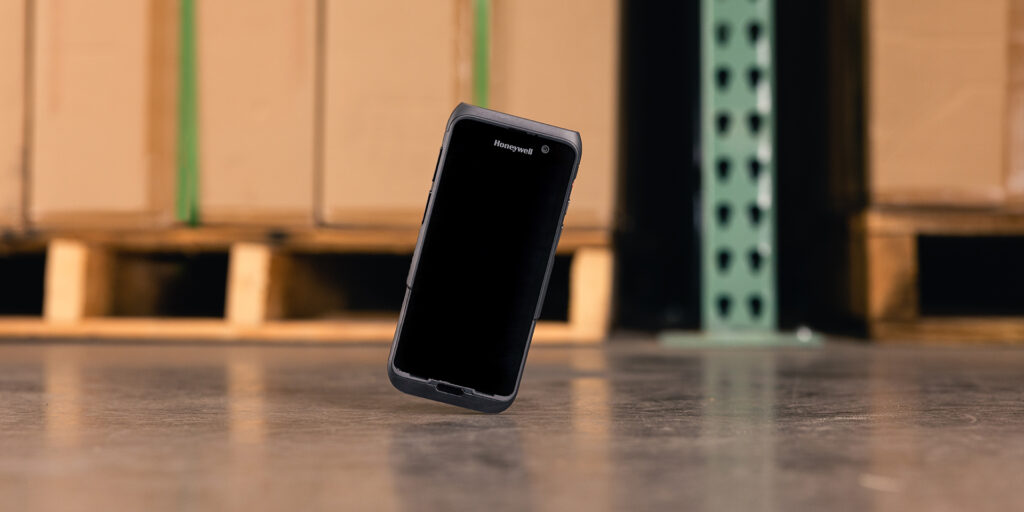 Computador móvel Honeywell CT47 em uso em ambiente logístico, destacando seu design robusto e tela de alta definição.