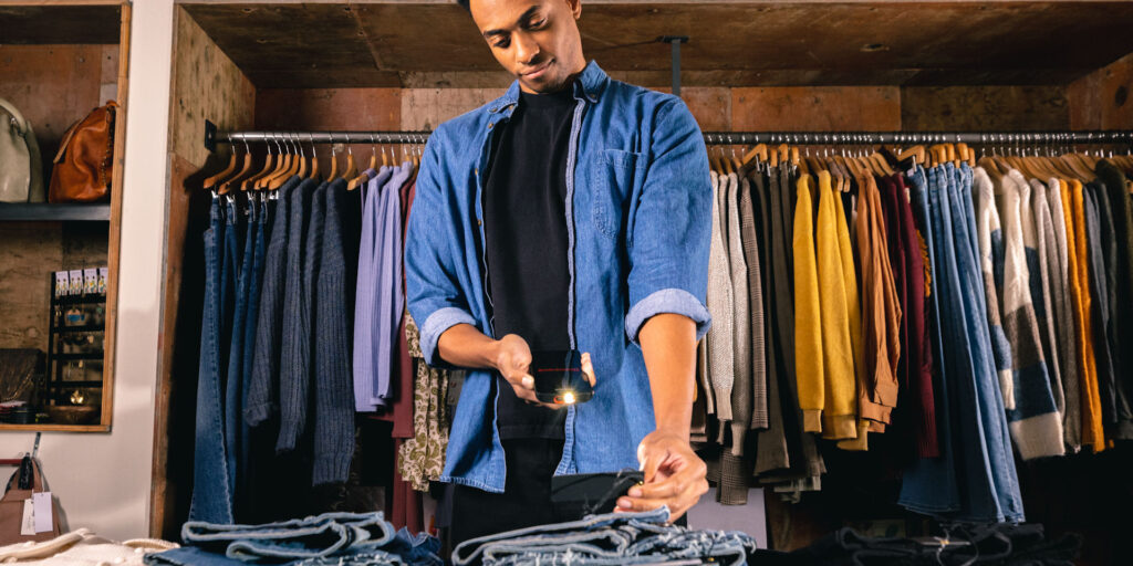 Computador móvel Honeywell CT30XP em destaque, mostrando seu design leve, tela Full HD e estrutura resistente para uso em operações de varejo e saúde.