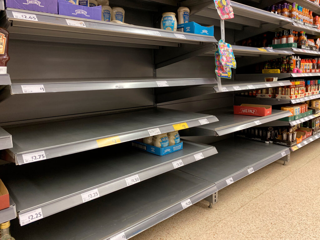 Prateleiras vazias mostram como a ruptura de produtos prejudica a experiência do cliente.